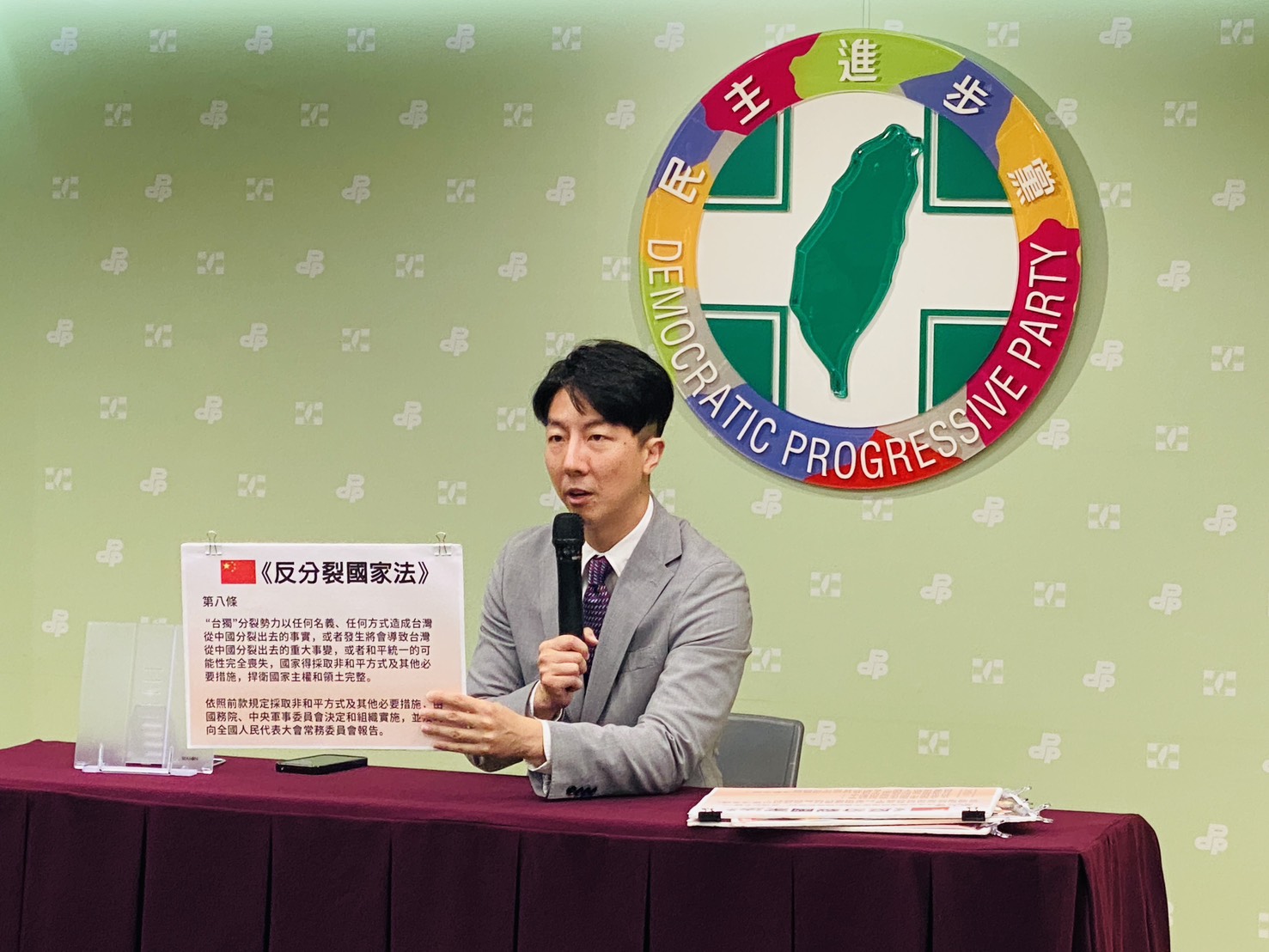 民進黨發言人吳崢今天(23日)批評，民眾黨立委劉書彬引中國法律質詢在幫中共推動一國兩制，而國民黨副主席連勝文赴中參加統戰交流活動，呼籲國人看清在野黨親共賣台。(劉玉秋攝)