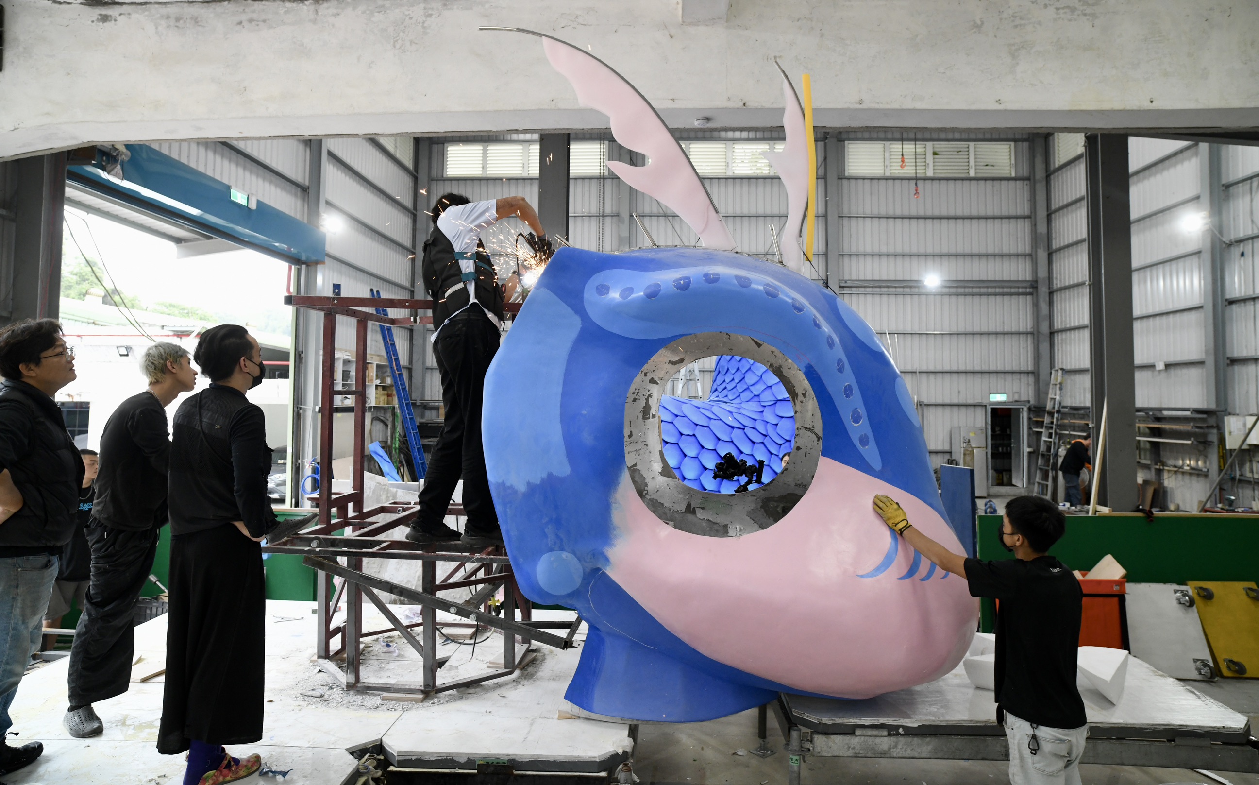 《燈怪》是紙風車劇團與客委會攜手推出全新客家親子劇，主角是高8米、長10米的超大型機械裝置《燈怪》，原定4月26及27日晚間在兩廳院藝文廣場免費戶外演出，但因氣象局預測有強降雨，確定延期至7月。(紙風車劇團提供)