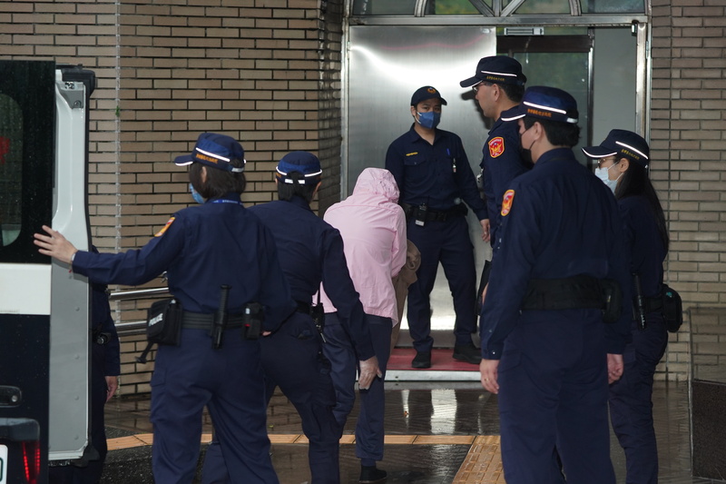 一對劉姓保母姊妹，涉虐死男童「剴剴」，姊姊劉彩萱（粉色外套）今天(30日)出庭承認有對「剴剴」多項不法行為，因失去耐心及愛心才造成遺憾。(資料照：中央社)