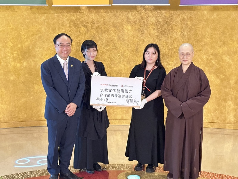 交通部觀光署長周永暉（左1）與世界宗教博物館發展基金會執行長釋顯月法師（右1）22日簽署觀光合作備忘錄，整合雙方觀光資源，推廣知性之旅，吸引國內外旅客到訪。(圖：中央社)