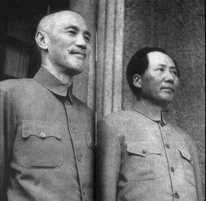 中共「先安後剿、分化瓦解」的思維，早年用於對國民黨左派與地方軍閥的聯合戰線，國共合作時期亦是實例。圖為1945年9月重慶談判期間蔣中正與毛澤東的合影。(圖：維基百科)