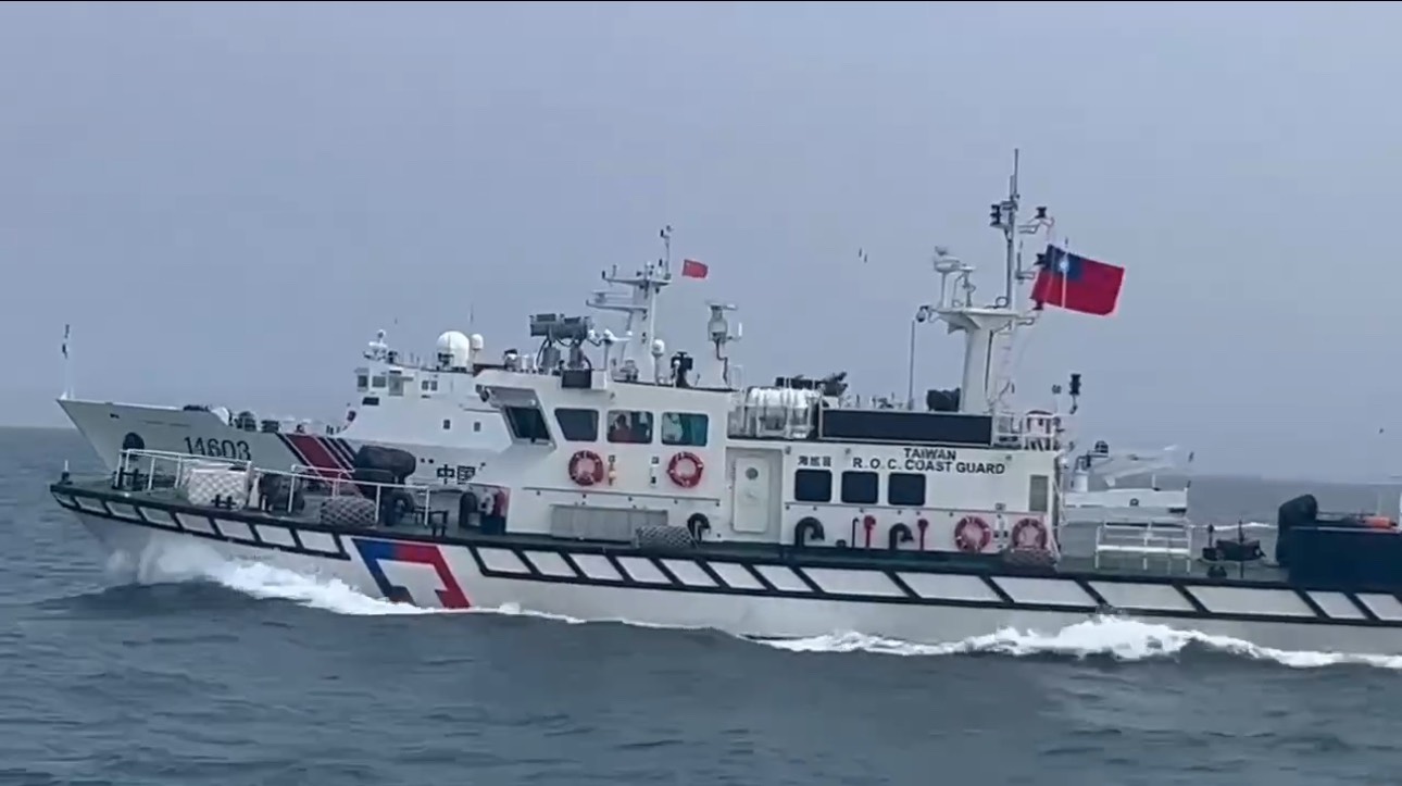 4艘中國海警船今天(23日)下午襲擾金門海域，海巡調動巡防艇併航驅離。(圖 : 海洋委員會海巡署金馬澎分署官網)