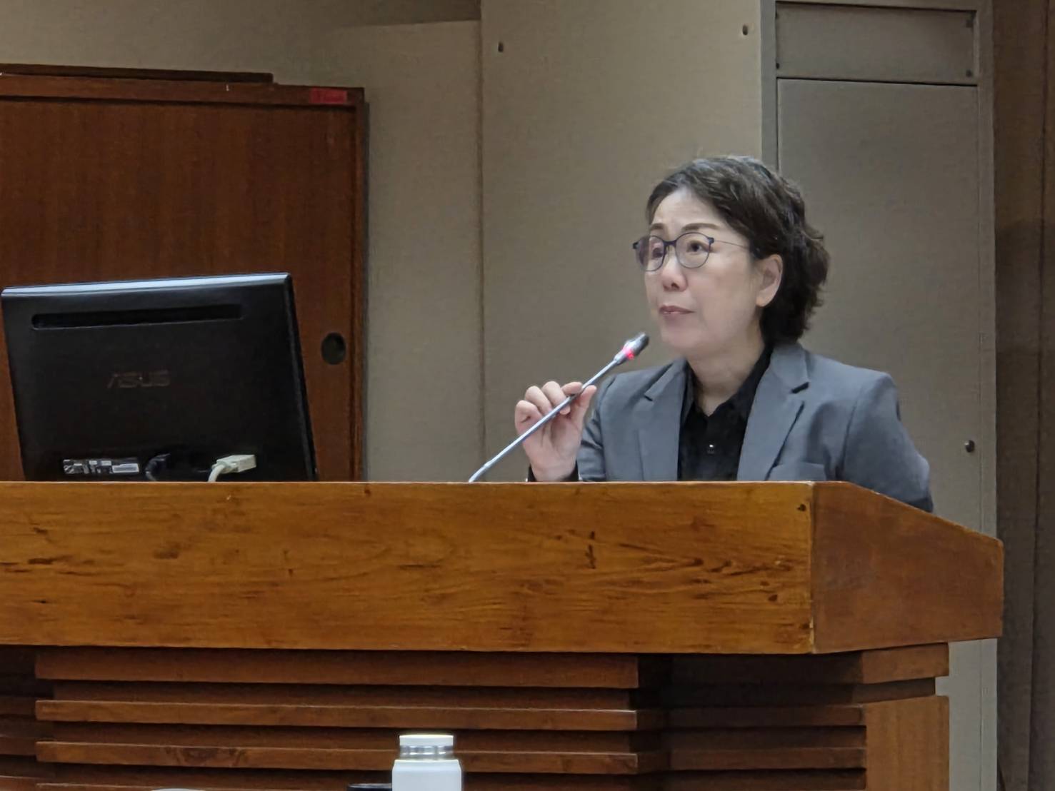 文化部長王時思23日受訪表示，部會最希望預算早早解凍，文化部主計處歲計科人員的公文是內部工作提醒，並沒有沒有所謂準備好了，等著送出這回事。(江昭倫 攝)