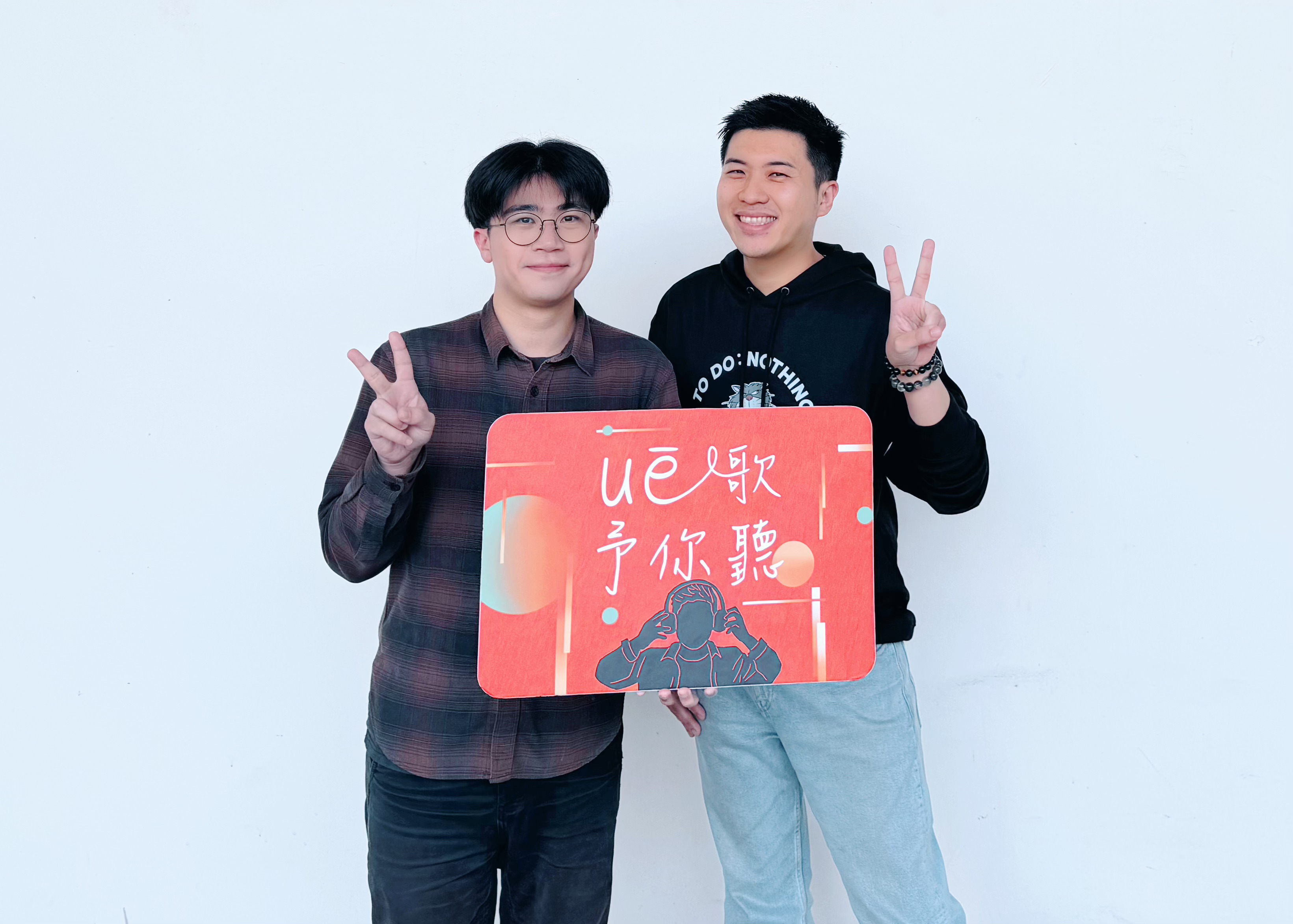 主持人內克與來賓張嘉祥（左）