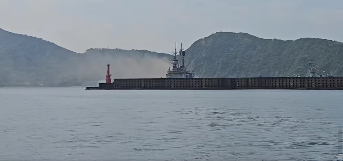 海軍基隆級飛彈驅逐艦「馬公艦」，23日於執行通風管焊燒作業時不慎引燃火苗，冒出熊熊白煙，所幸無人傷亡。(畫面翻攝臉書 Taiwan ADIZ粉專)