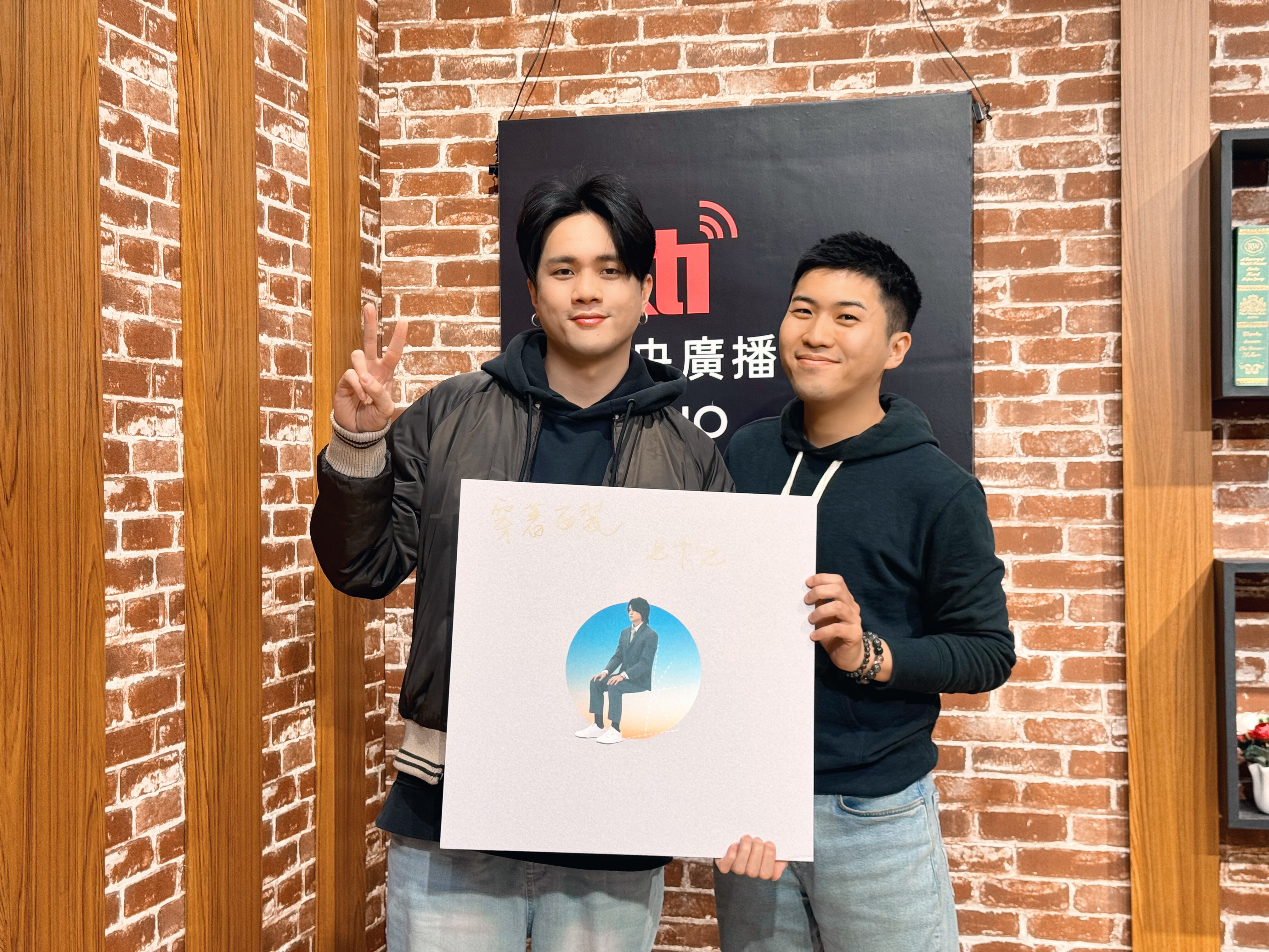 主持人內克與來賓阿蘭AC（左）