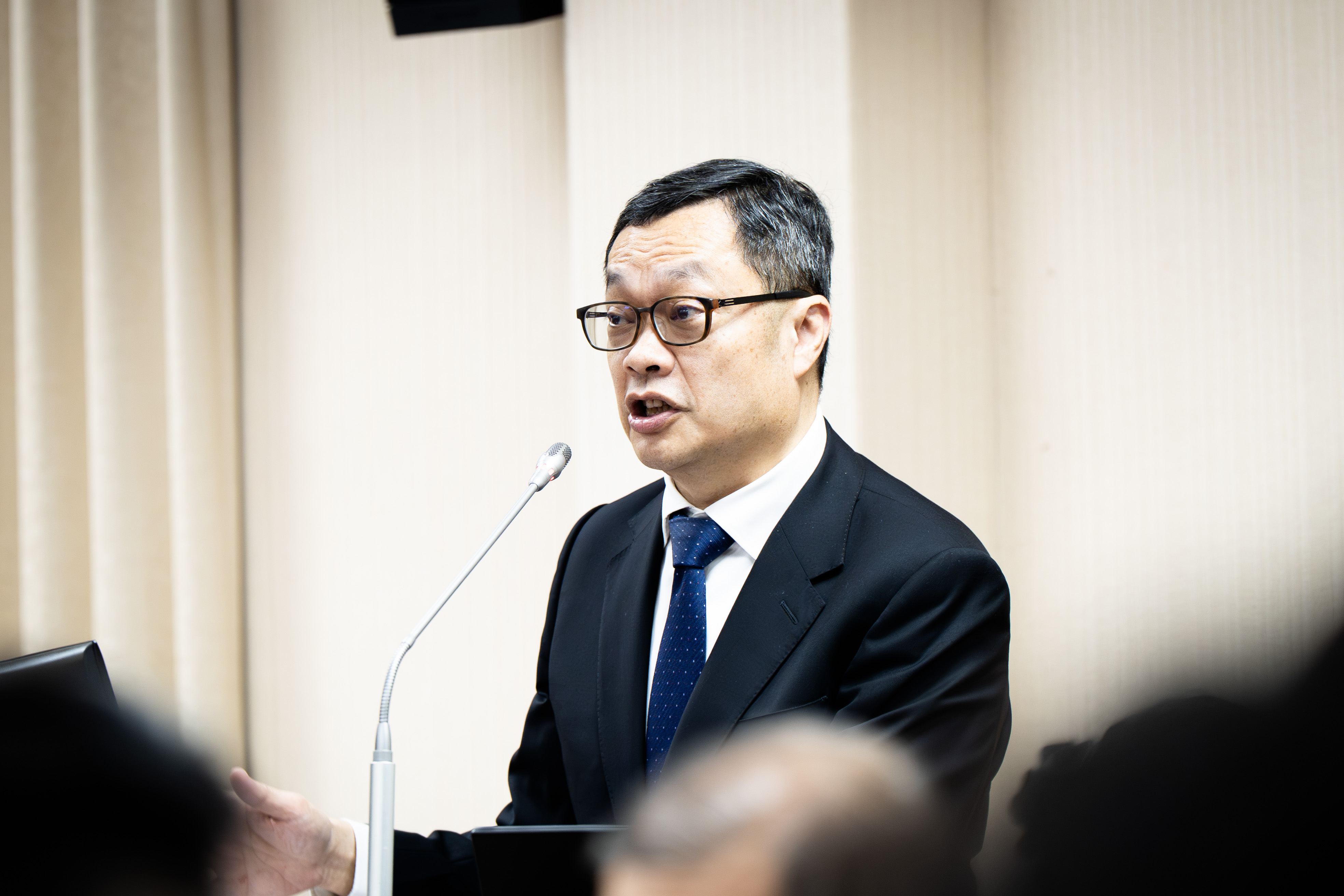 關於代表出席教宗方濟各葬禮的人選，外交部次長陳明祺23日在立法院答詢時表示任何可能都不排除。(楊仁翔 攝)