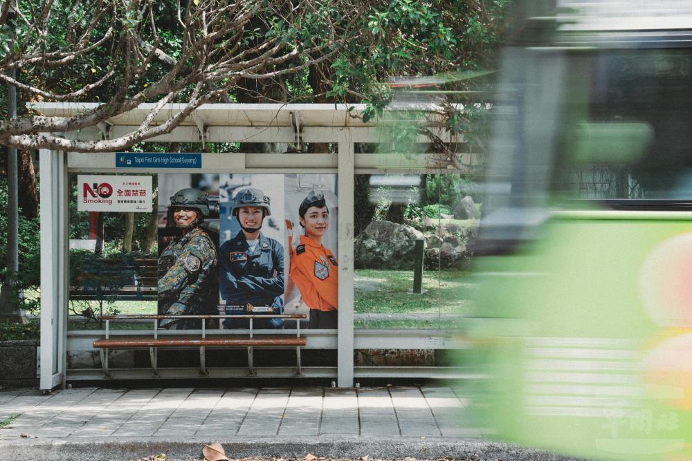 國防部精選軍事影像走入街頭日常，展現官兵保家衛國的英姿。(軍聞社/陳彥樺 攝)