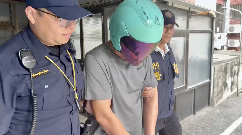 彰化縣蕭姓男子(中)22日開車逆向衝撞康橋國際學校單車隊，導致7名學生受傷，23日被彰化縣警察局北斗分局依過失傷害等罪嫌移送彰化地方檢察署。(民眾提供)(圖：中央社)