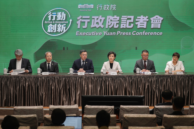 圖為行政院長卓榮泰（左3）、副院長鄭麗君（右3）、祕書長龔明鑫（左2）及政務委員林明昕（右2）、經濟部長郭智輝（左）、主計總處副主計長陳慧娟（右）24日出席行政院記者會。 (圖：中央社)