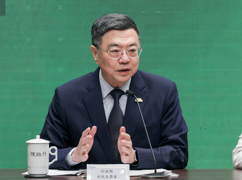 為因應國際情勢強化經濟社會及國土安全韌性，行政院會24日通過規模為新台幣4100億元的特別條例。行政院長卓榮泰（圖）舉行記者會表示，特別條例財源將完全移用過去歲計賸餘來處理。 (圖：中央社)