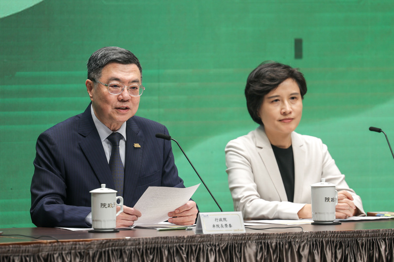 行政院會24日通過規模為新台幣4100億元的特別條例。行政院長卓榮泰(左)表示，4100億元將全數以歲計賸餘支應，其中930億元挹注產業支持方案，1000億元則撥補台電。右為行政院副院長鄭麗君。(圖：中央社)