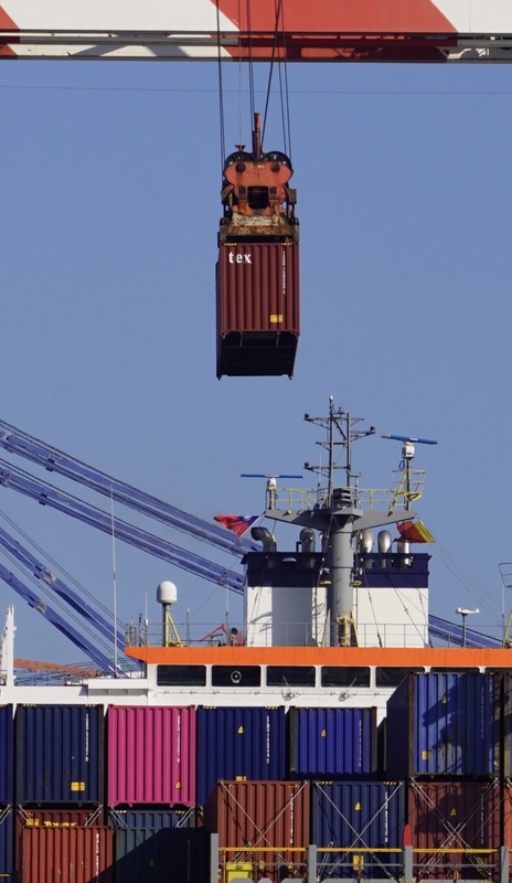 應對美國關稅新政，行政院24日確定「因應美國關稅我國出口供應鏈支持方案」將加碼新台幣50億元，整體達930億元。圖為高雄港區午後貨櫃裝卸作業。中央社記者董俊志攝 114年4月24日 (圖：中央社)