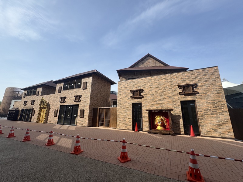 2025年世界博覽會有158國及地區、7個國際機關參加，包括台灣的TECH WORLD館在內共有84座展館，但尼泊爾、印度、越南、汶萊等4國展館尚未完工。圖為因未支付工程款全面停工的尼泊爾館22日情況。(圖：中央社)