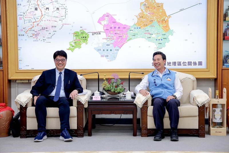 陸委會主委邱垂正（左）24日率團會晤金門縣長陳福海（右），雙方交流對於兩岸事務看法。（陸委會提供/中央社 )