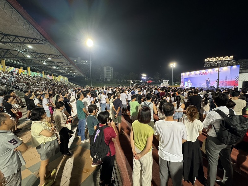 新加坡人民行動黨24日晚間在兀蘭體育場（Woodlands Stadium）舉行群眾大會，吸引大批支持者湧入會場。 (圖：中央社)
