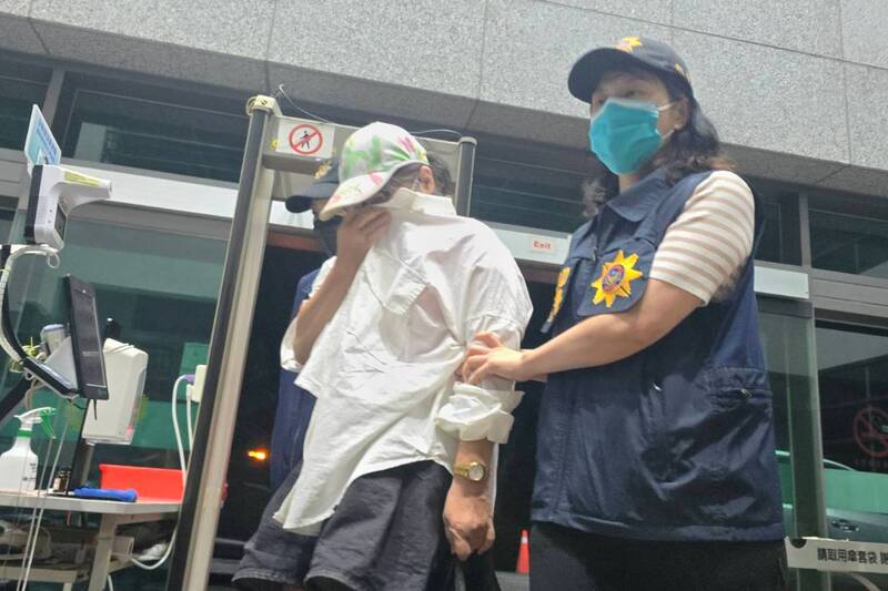 民進黨籍立委陳俊宇罷免案疑涉偽造文書，檢調24日兵分多路搜索國民黨宜蘭縣黨部等處，並將罷免案領銜人李惠玲（白衣者）移送複訊。 (圖：中央社)