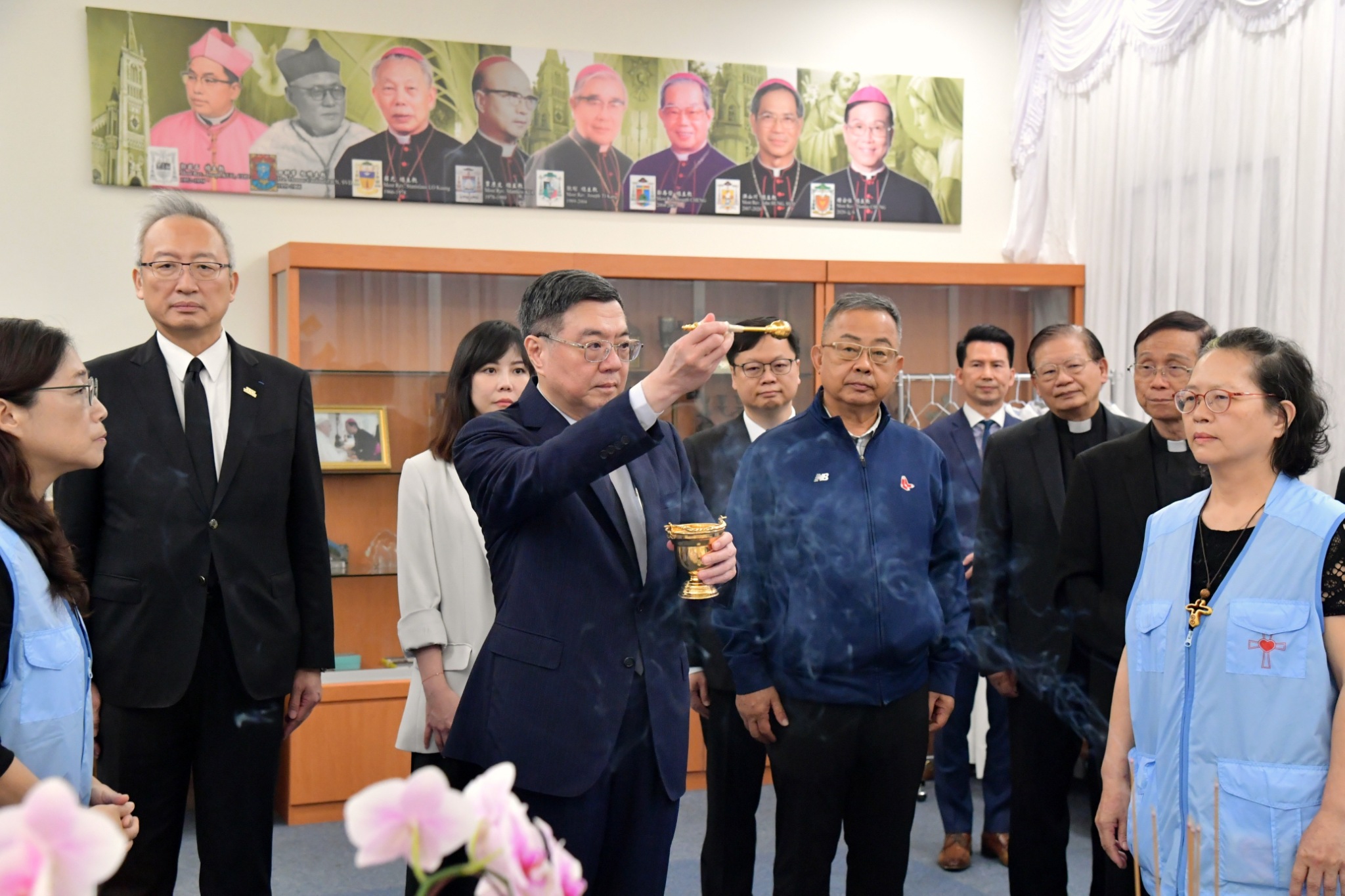 行政院長卓榮泰今天(24日)下午赴天主教台北總主教公署教宗方濟各靈堂追思。(行政院提供)