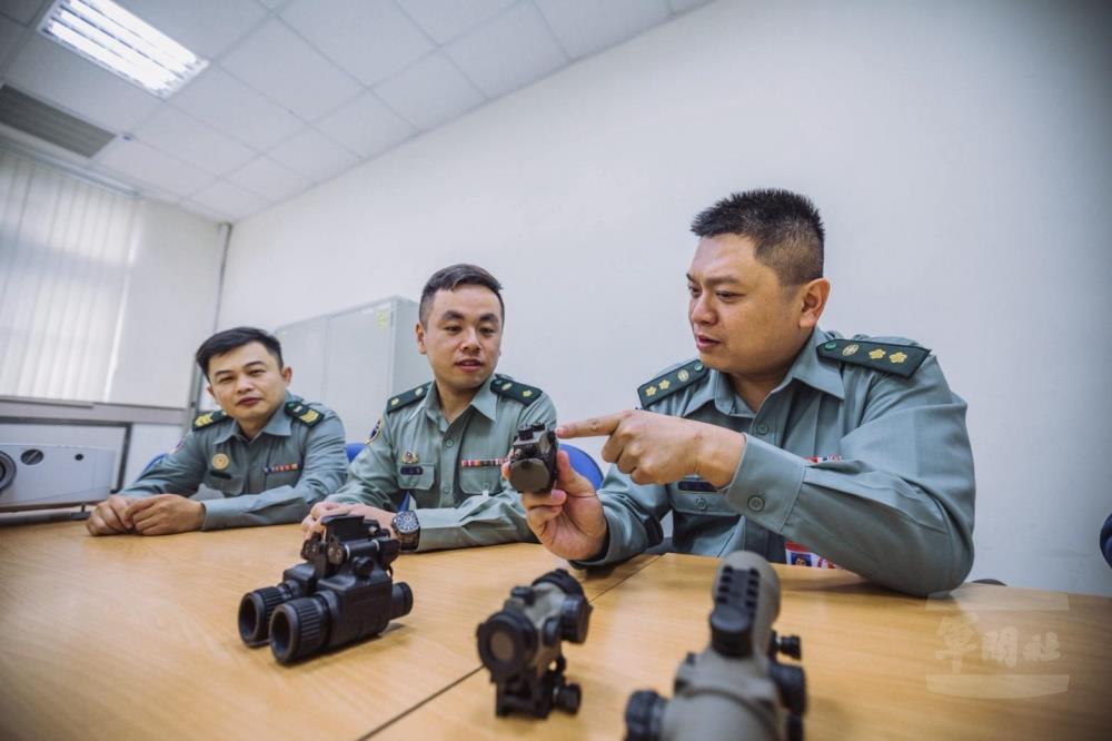 軍備局第401廠研發中心研發官劉宗賢少校(中)與研發團隊發揮職人精神，研發堅實利器。(圖：青年日報)