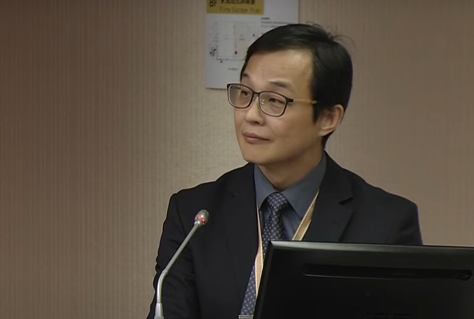立法院衛環委員會24日進行專案報告，聚焦美豬與美牛是否納入零關稅談判議題及進口肉品標示與流向管理等問題。圖為食藥署署長姜至剛。(翻攝國會頻道)