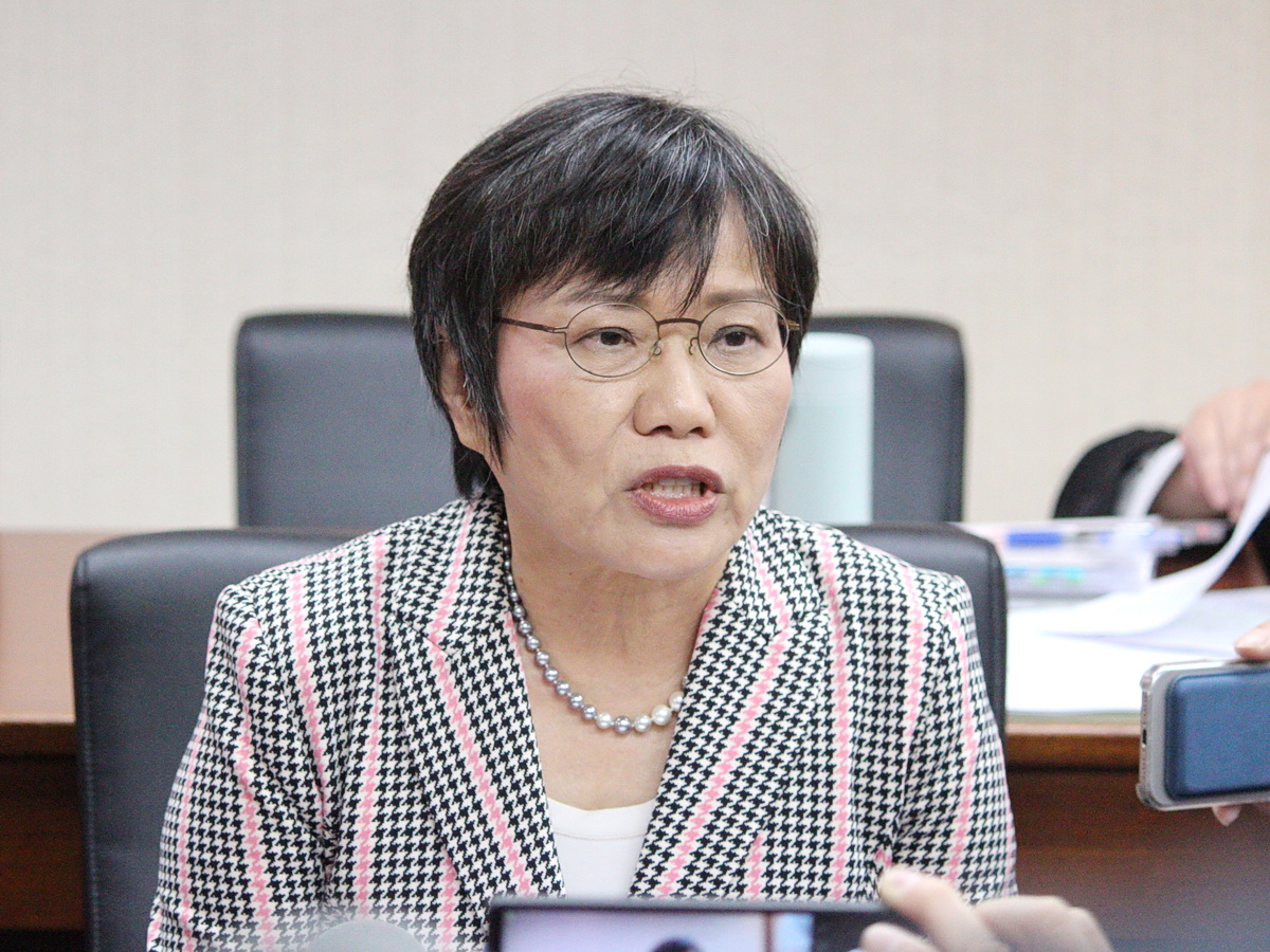 內政部長劉世芳24日在立法院內政委員會受訪表示，希望在集會遊行法的規範下，大家都能和平理性表達訴求 (央廣記者王照坤 攝)