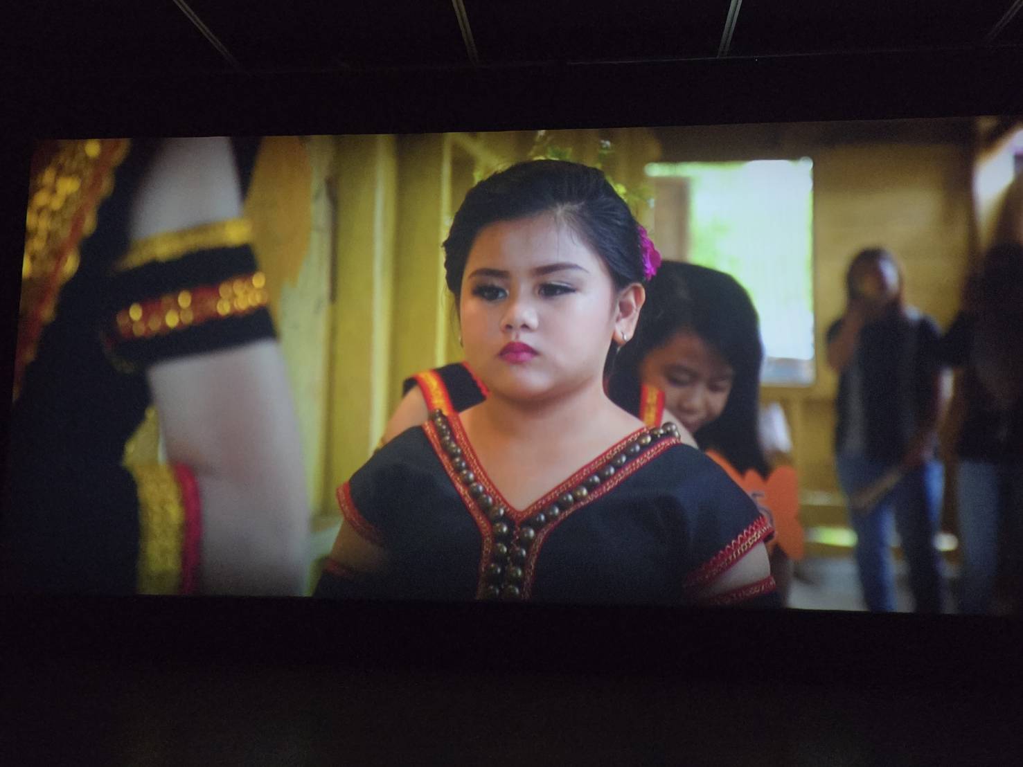 馬來西亞沙巴原住民藝術家伊琴・基・查爾斯(Ekin Kee Charles)，透過影像作品，探索傳統風俗脈絡下的身分認同議題。圖為作品《蛾》，講述部落小女孩參加傳統文化選美比賽過程。(江昭倫 翻攝)