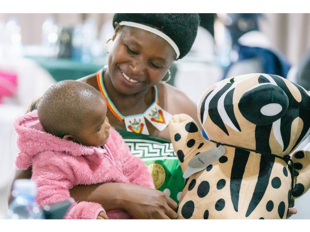 史瓦帝尼「婦女創業小額信貸循環基金」受惠婦女Nomfundo_Mabuza及其女「台灣」接受外長林佳龍所贈台灣石虎造型禮品 (外交部提供)