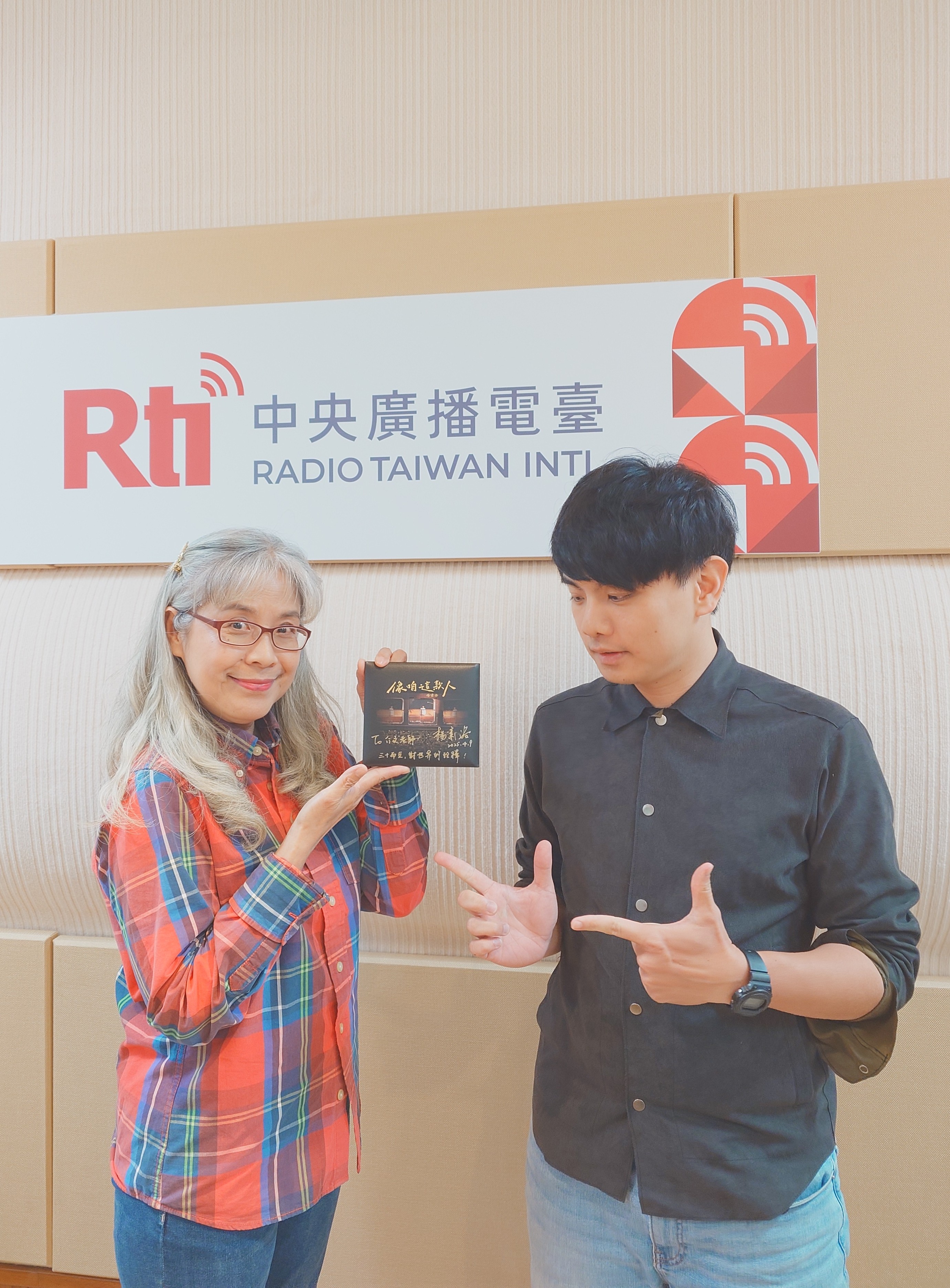 Voice to the World節目主持人介文，專訪用音樂說話、教書的唱作人－楊肅浩