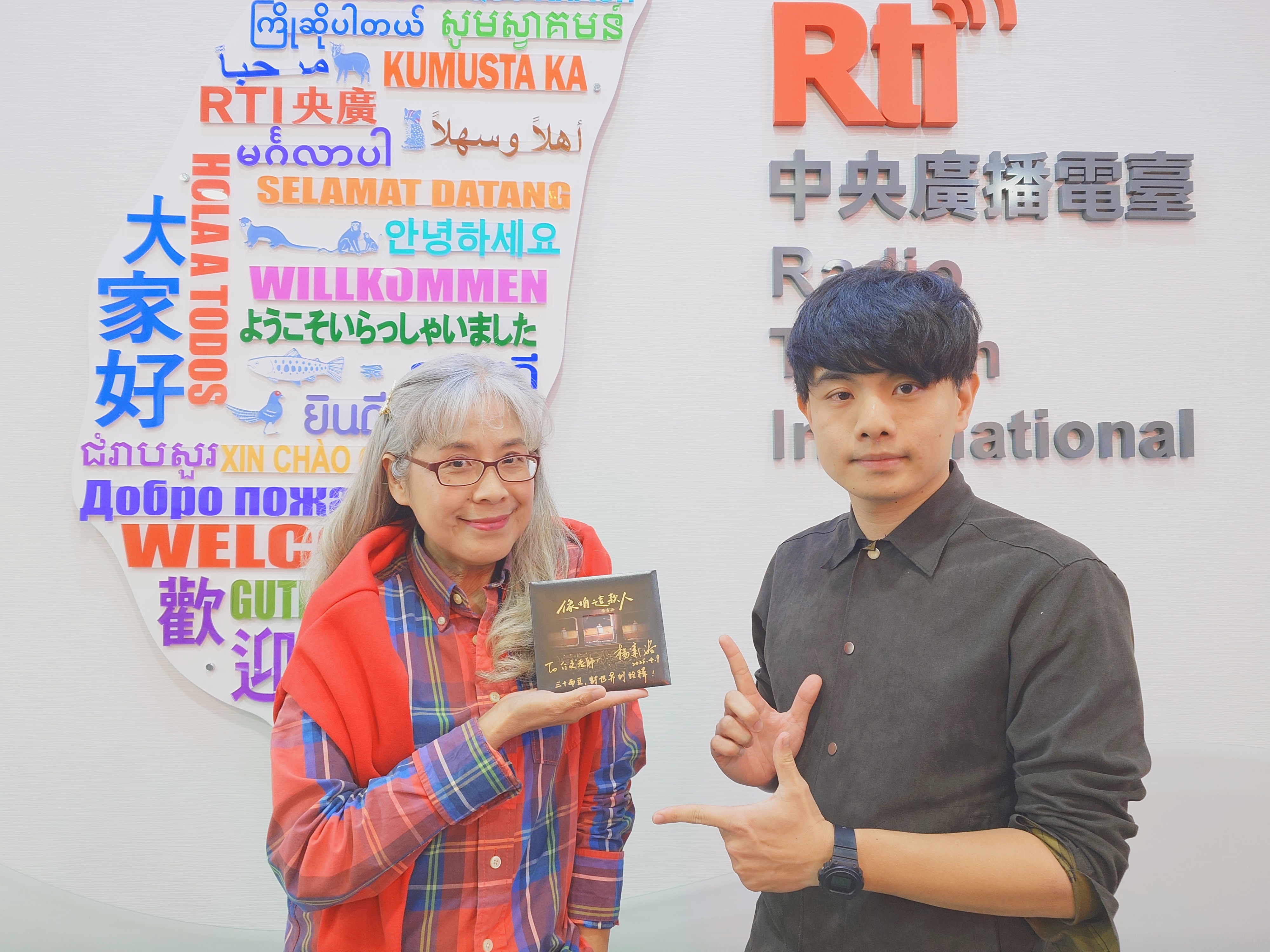 Voice to the World節目主持人介文，專訪入圍第三十五屆金曲獎最佳作詞人獎、第三十二屆金曲獎-最佳台語男歌手獎的國文老師，自稱唱作的教書人 / 楊肅浩