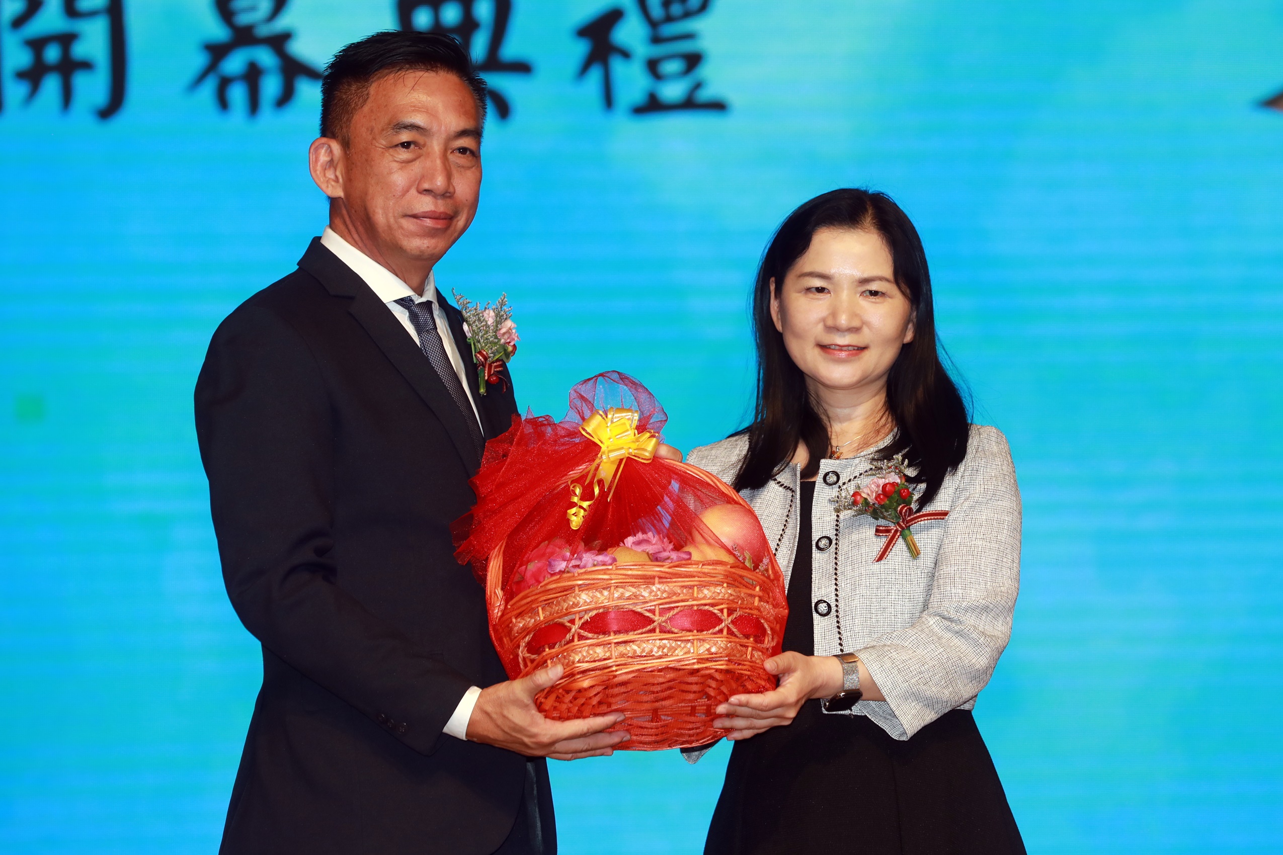 彭慶和（左）頒贈紀念品給李毓娟（右）。（陳億佩攝）