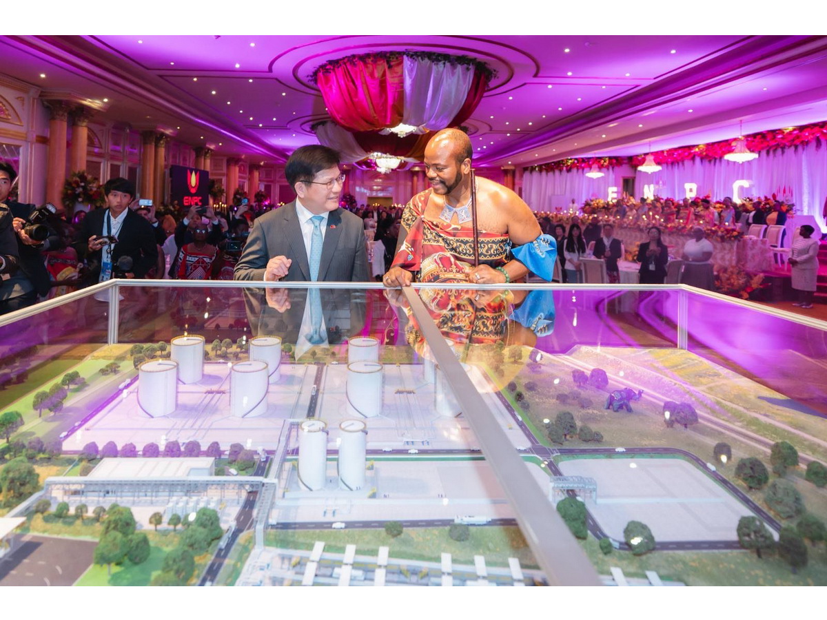 外長林佳龍(左)與史瓦帝尼國王恩史瓦帝三世(右)共同主持戰略儲油槽工程啟動儀式 (外交部提供)