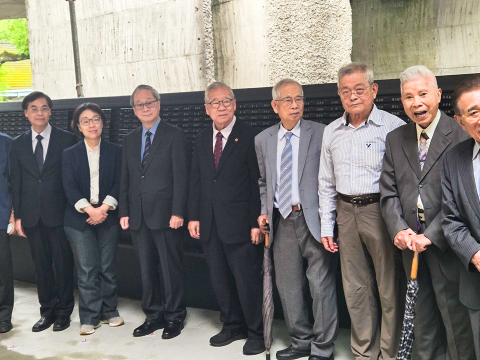 國家人權博物館白色恐怖景美紀念園區人權紀念碑錄名更新竣工，文化部長李遠(左三)與政治受難者協會代表、政治受難者家屬等人，24日共同進行紀念碑揭牌及豐碑儀式。(江昭倫 攝)