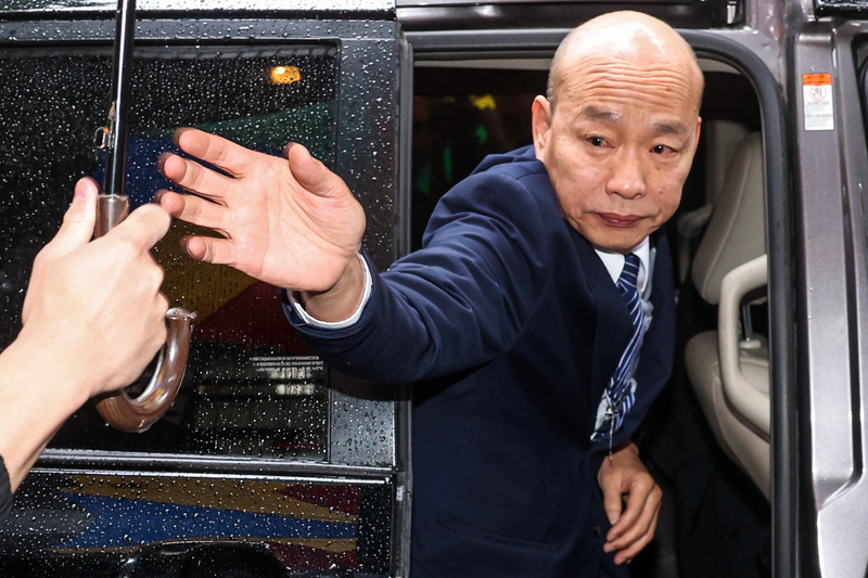 立法院會25日對行政院長卓榮泰提出施政報告質詢。圖為立法院長韓國瑜上午搭車抵達立法院。 (圖：中央社)