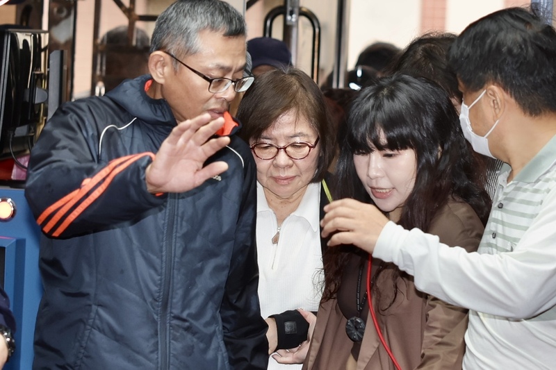 因涉罷免幽靈連署，台北地方法院25日針對國民黨台北市黨部主委黃呂錦茹（中）羈押庭開庭，圖為黃呂錦茹步入台北地方法院。 (圖：中央社)