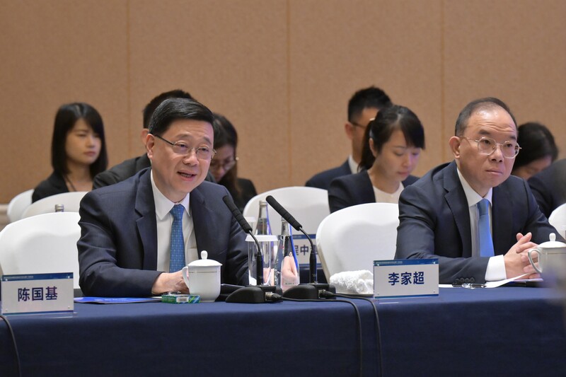 香港行政長官李家超（圖左）25日在中國浙江一項商業推介活動上說，香港是「超級聯繫人」，可以協助大陸企業拓展新興市場，突破美國封鎖。（港府新聞處提供） (圖：中央社)