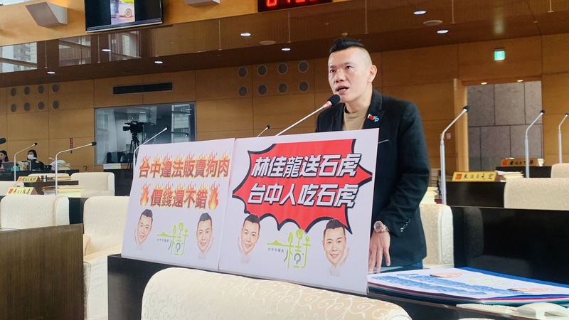 台中市議會25日召開財政業務質詢，民眾黨市議員江和樹（圖）揭露有繁殖場疑販售老邁的狗、貓給不法獵捕集團。(圖：中央社)