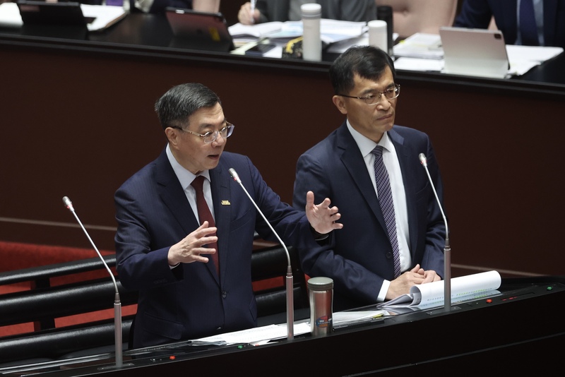 行政院長卓榮泰(左)25日於立法院備詢時提到，目前政府已編列新台幣930億元產業援助方案，涵蓋金融、租稅等支援，同時也審慎研議擴充國安基金與設立主權基金可行性。(圖：中央社)