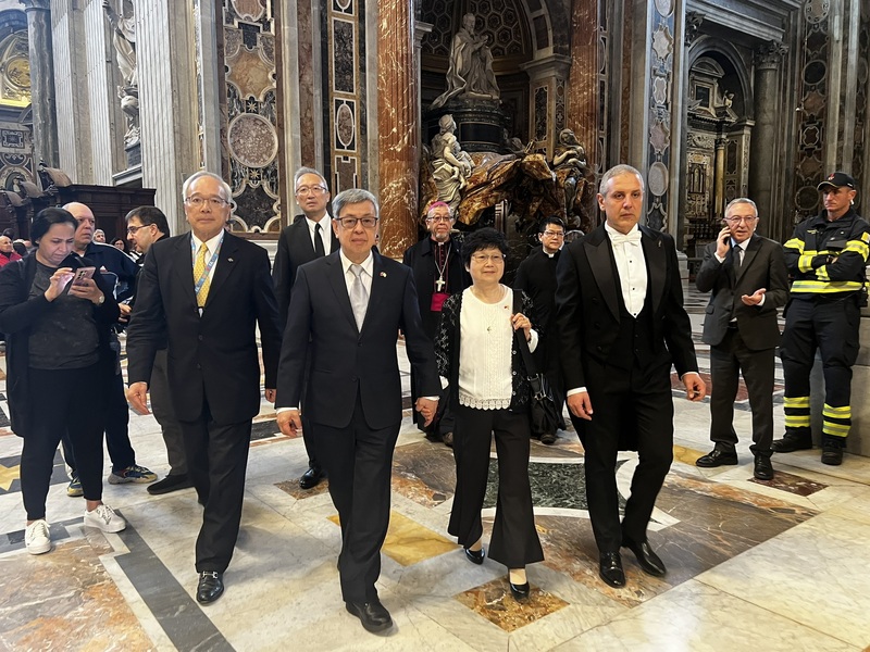 前副總統陳建仁（左2）擔任台灣特使抵達梵蒂岡，在駐教廷大使李世明（左）陪同下，前往聖伯多祿大教堂瞻仰教宗方濟各遺容。（駐教廷大使館提供）(圖：中央社)