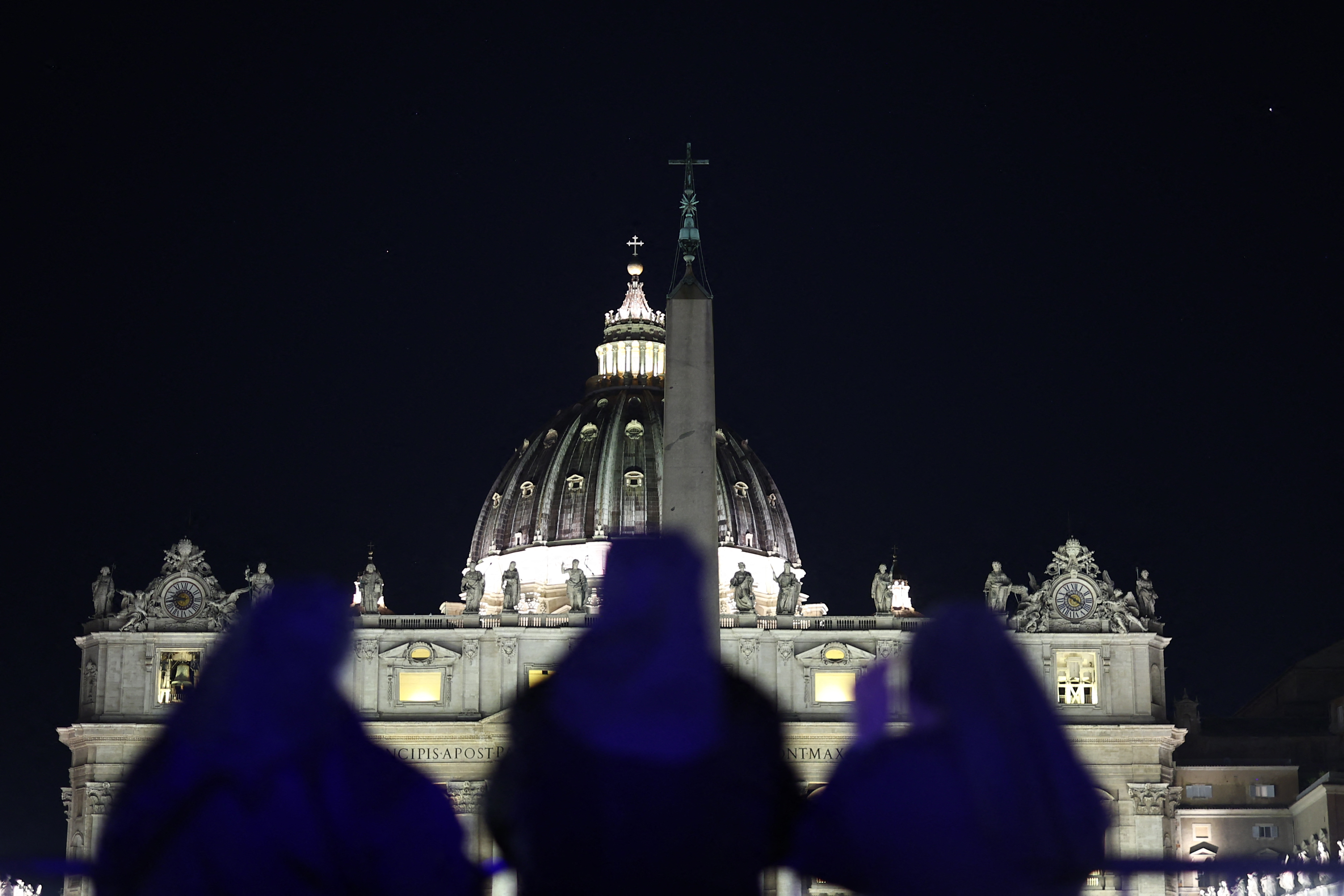梵蒂岡於4月24日表示，已有約61,000人前來向教宗方濟各致敬，其靈柩目前停放在聖伯多祿大教堂內，等待葬禮舉行。圖為修女們站在聖伯多祿大教堂前。(AFP)