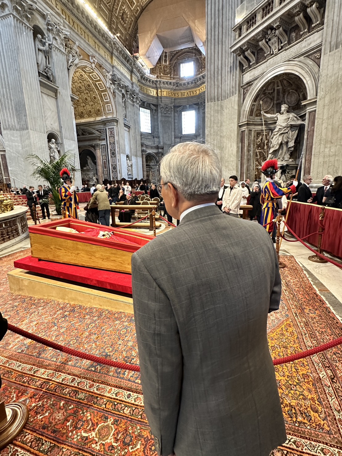 駐教廷大使李世明瞻仰教宗方濟各遺容。( 駐教廷大使館臉書)