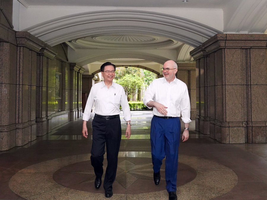 國安會祕書長吳釗燮(圖左)25日上午與美國在台協會(AIT)處長谷立言(圖右)會面。(X@josephwutw)