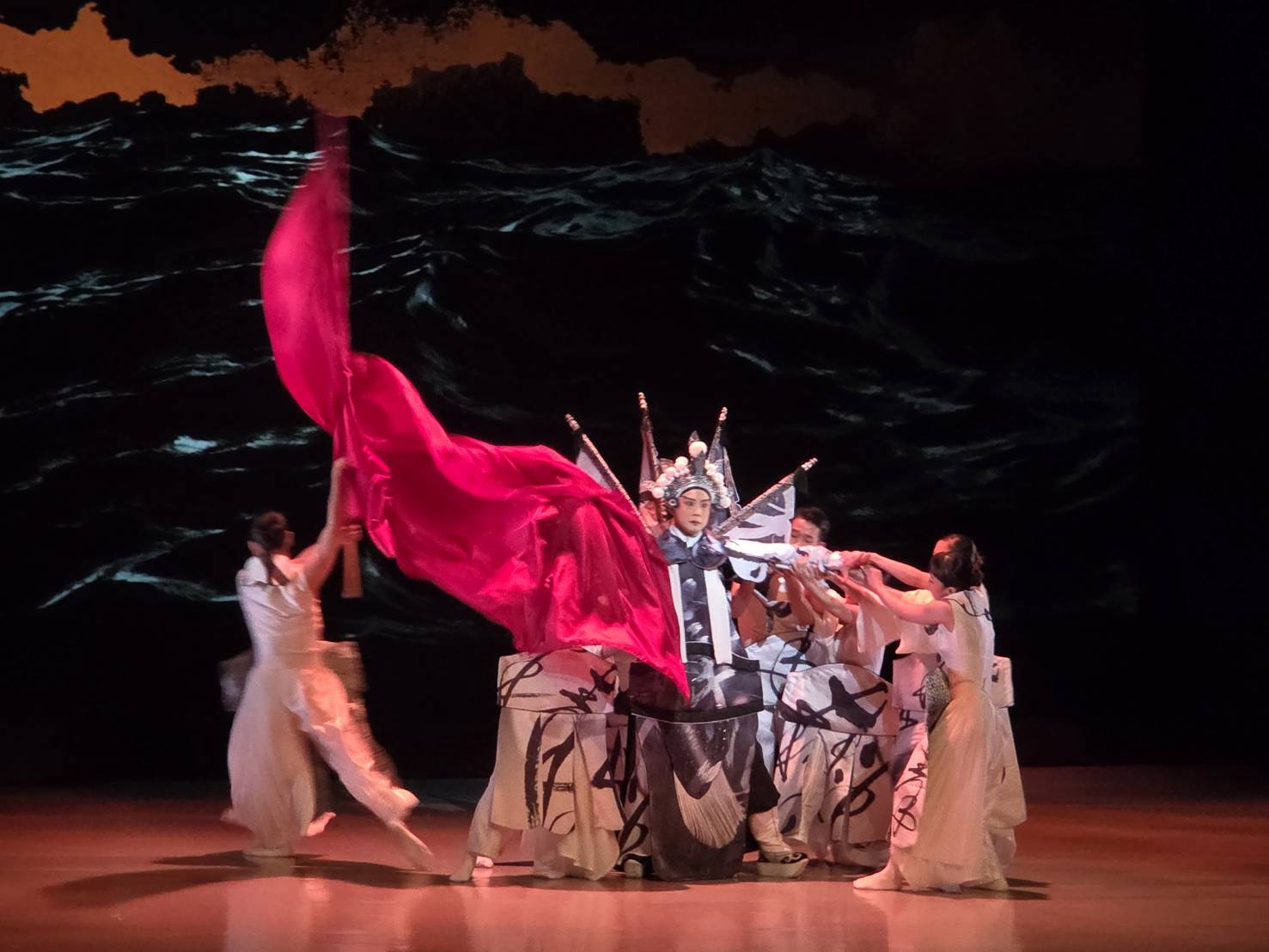 國光劇團跨界京舞劇《精衛》，首度攜手當代舞團翃舞製作，既是京劇、舞劇、也是詩劇。(江昭倫 攝)