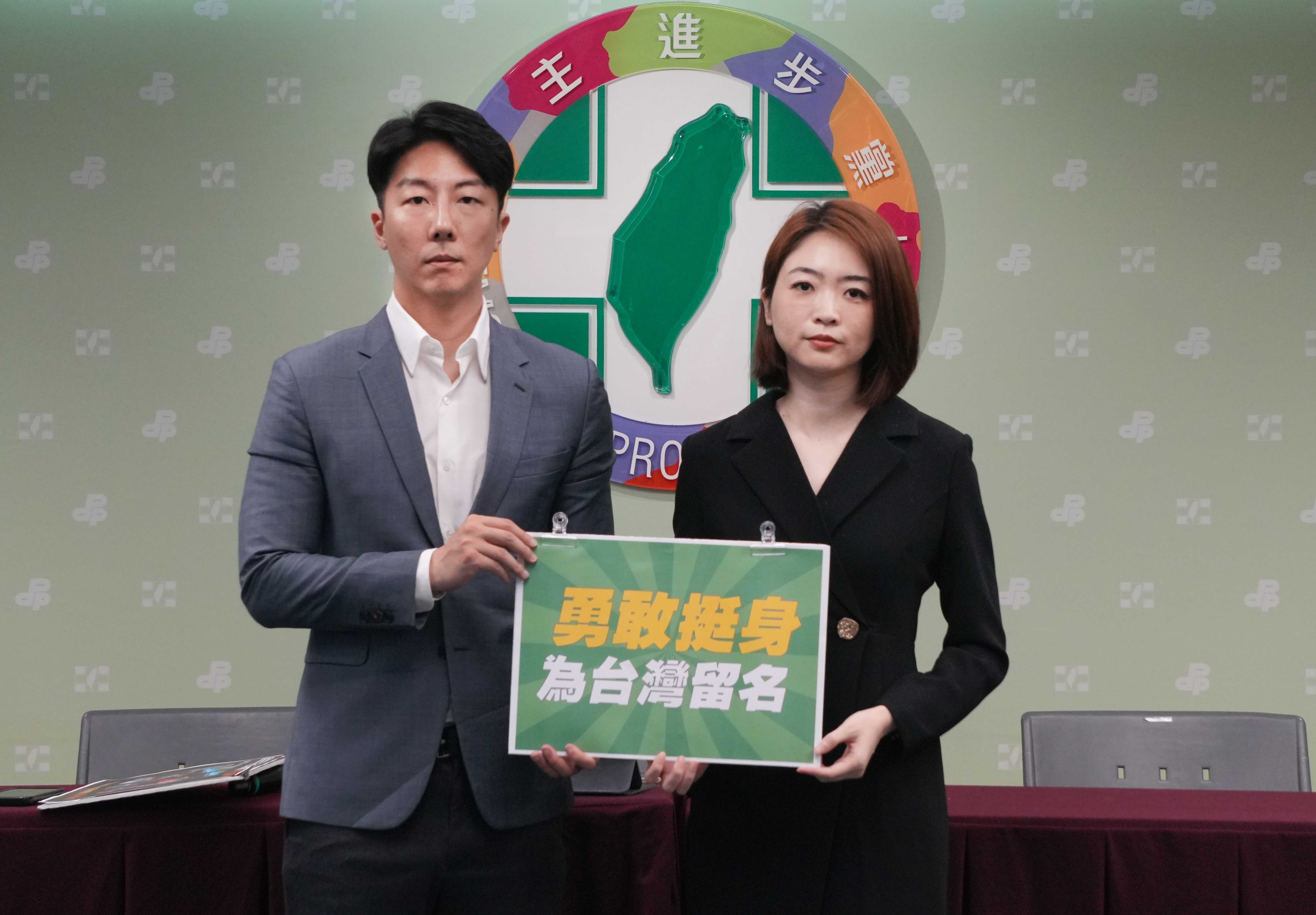 民進黨發言人吳崢(圖左)、韓瑩(圖右)、律師黃帝穎今天(25日)召開記者會，質疑國民黨426上凱道毫無正當性，立法院長韓國瑜表態出席已喪失立法院長的中立性，令人遺憾。(劉玉秋攝）