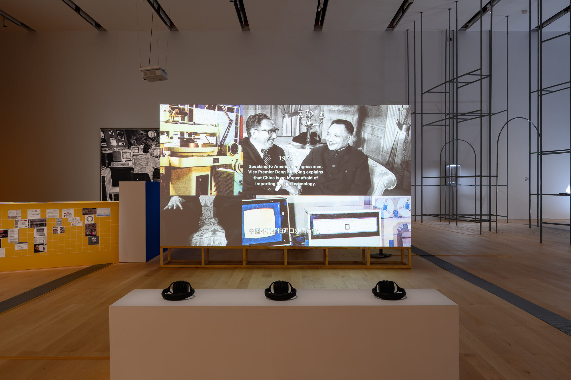 位於鶯歌的新北市全新地標新北市美術館25日正式開館，同步推出4大展覽。圖為何銳安 (Ho Rui An)，〈襯〉(Lining)，2022。（王世邦 攝／新北市美術館提供）