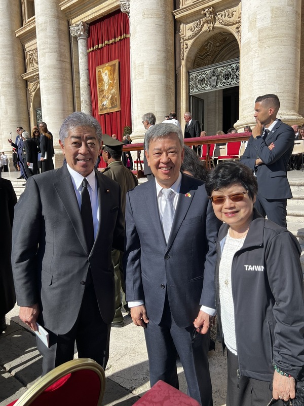 前副總統陳建仁（中）26日以台灣特使身分出席教宗方濟各喪禮，在現場與許多和台灣關係密切的外國政要互動，包括日本外務大臣岩屋毅（左1）。（駐教廷大使館提供） (圖：中央社)