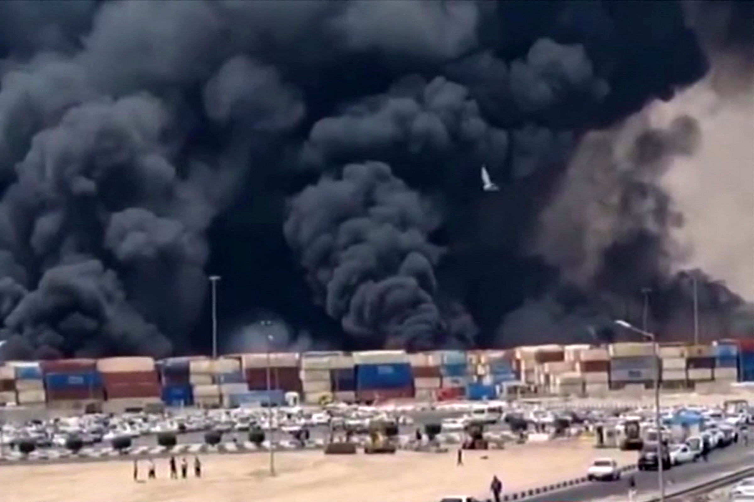 伊朗南部沙希德拉賈伊港(Shahid Rajaee Port)26日發生大爆炸，造成好幾百人受傷。(AFP)