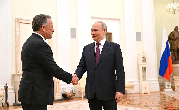 俄羅斯總統蒲亭(Vladimir Putin)(右)25日和美國特使魏科夫(Steve Witkoff)(左)會面。(圖：俄羅斯總統府)