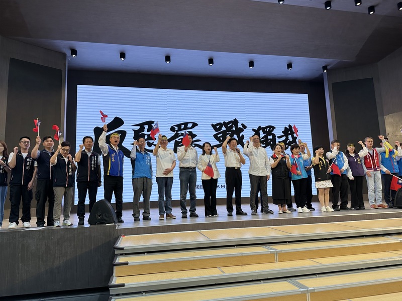 國民黨花蓮縣黨部27日舉行「反惡罷、戰獨裁」及黨籍立委傅崐萁（前右9）問政說明會，黨主席朱立倫（前右8）等人出席。（圖：中央社）