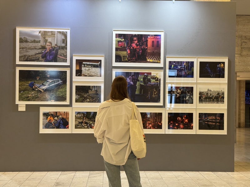 2024年捷克新聞攝影比賽吸引256位攝影師參賽。過去一年捷克的重點新聞，聚焦查理大學槍擊案與秋季嚴重洪災，成為本屆得獎作品的主要題材。(圖：中央社)