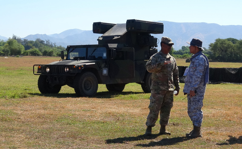 菲美代號「肩並肩」聯合軍事演習，27日在呂宋島面向南海的海軍基地，舉行防空暨飛彈防衛項目的演訓，圖為軍人在美軍復仇者（Avenger）防空飛彈系統前交談。 (圖：中央社)